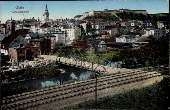 Ak Kłodzko Glatz Schlesien, Gesamtansicht der Ortschaft, Brücke, Bahnstrecke, Festung