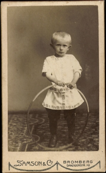 CdV Kinderportrait, Kleinkind mit Reifen, Fotograf Samson & Co, Bromberg, Danziger Straße 143