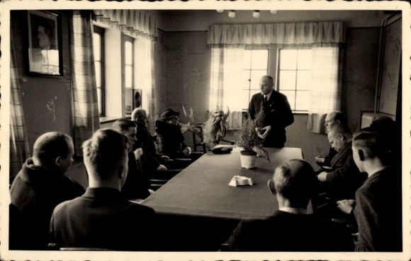 Foto Ak Männer am Tisch, Jagd, Elchkopf, Radio