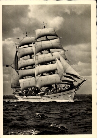 Ak Segelschiff, Segelschulschiff Gorch Fock auf See, Dreimastbark