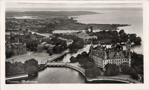 Ak Schwerin in Mecklenburg, Fliegeraufnahme, Schloss