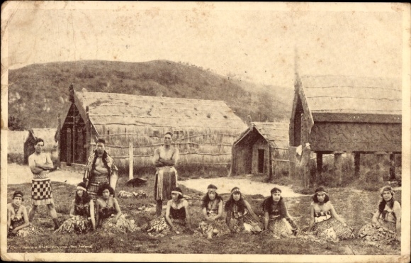 Ak Auckland Neuseeland, Dorfplatz, mehrere Häuser, Frauen in traditioneller Kleidung, Männer, Hak