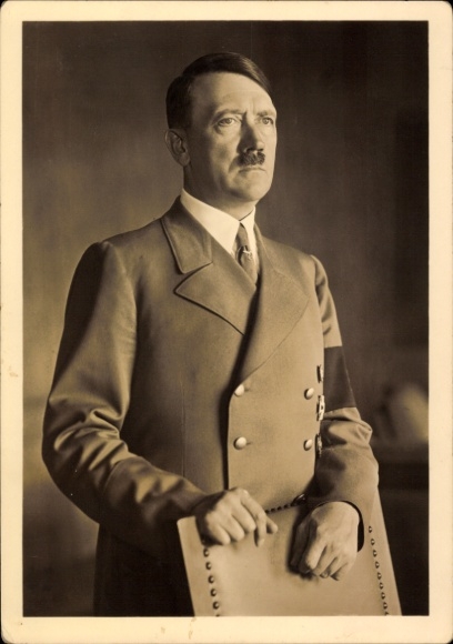 Ak Führer und Reichskanzler Adolf Hitler, Portrait im Anzug auf Stuhllehne gestützt