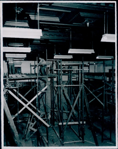 Foto Nürnberger Prozess 1945, Reparaturen im Gerichtsgebäude, Inneneinrichtung, Lichtanlage