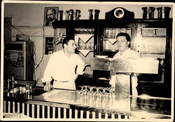 Foto Falkensee Havelland, Gastwirte hinter einem Tresen, Ausschank, Walter Ulbricht Portrait