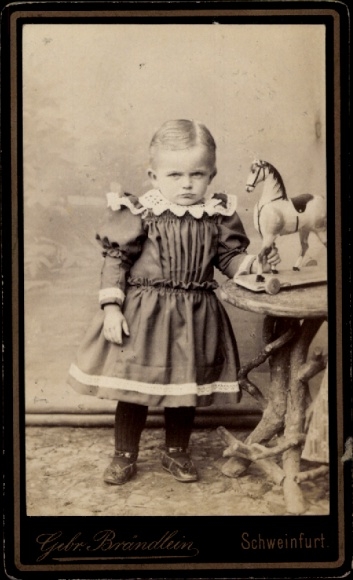 CdV Kinderportrait, Kleinkind mit Spielzeugpferd, Fotograf Gebrüder Brändlein, Schweinfurt