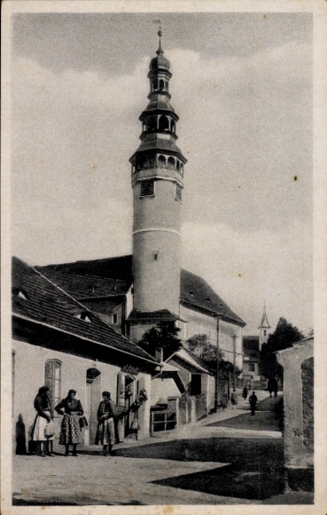 Ak Domažlice Taus Region Pilsen, Turm, Straßenansicht, Personen in Trachten