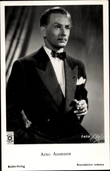 Foto Schauspieler Arno Assmann, Portrait im Anzug mit Zigarette