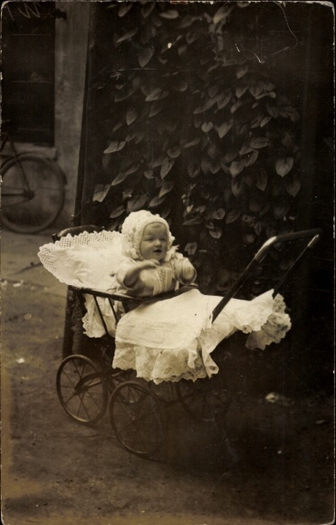 Foto Ak Hamburg, kleines Kind im Kinderwagen