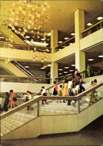 Ak Berlin Mitte, Palast der Republik, Besucher