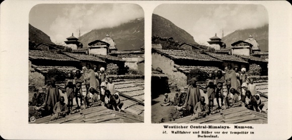 Stereo Foto Kumaon Himalaya Indien, Wallfahrer und Büßer vor der Tempeltür in Dschosinat