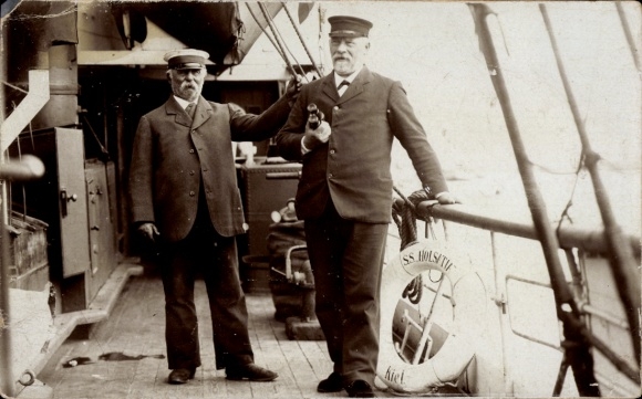 Foto Ak Am Bord des Dampfers, Seeleute