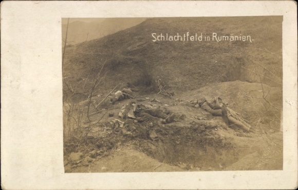Foto Ak Schlachtfeld in Rumänien, Gefallene Soldaten