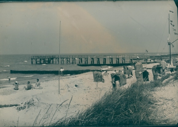 Foto Ostseebad Wustrow Fischland, Strandpartie, Seebrücke, Strandkörbe