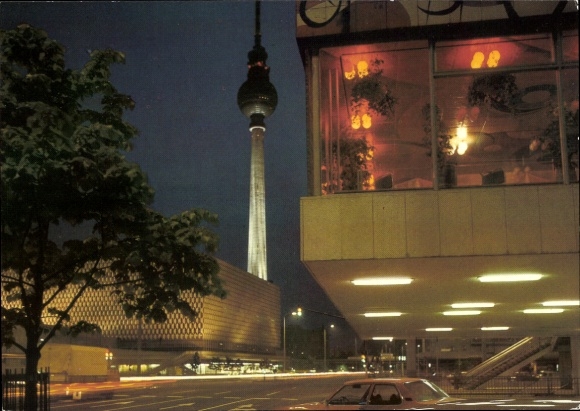 Ak Berlin Mitte, Karl Liebknecht Straße mit Kaufhaus und Fernsehturm, Nachtbeleuchtung