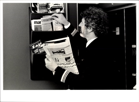 Foto Deutsches Passagierflugzeug, Airbus A300 B4, Lufthansa, Zeitungen