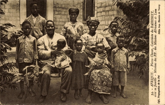 Ak Benin, Catechiste Pierre Claver avec sa famille, Missions des PP des Missions Africaines de Lyon