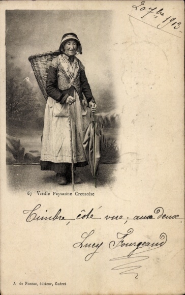 Ak Creuse, alte Frau in Landestracht, Schirm