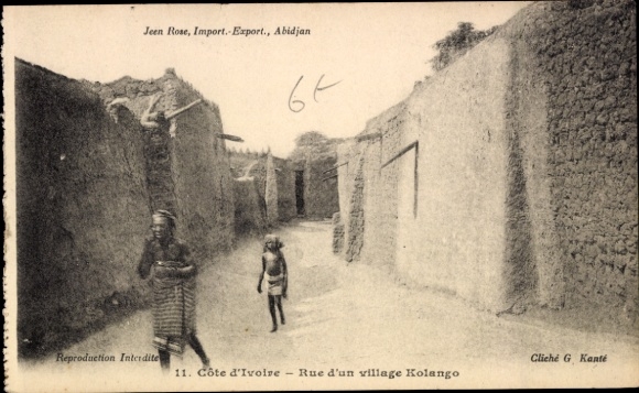 Ak Kolango Elfenbeinküste, Straße eines Dorfes,  Côte d'Ivoire, Menschen, traditionelle Kleidung