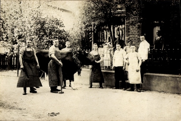 Foto Ak Söhlde in Niedersachsen, Schlachterei Heinrich Evers, Gruppenbild mit Rind