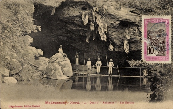 Ak Madagaskar Madagascar, Männer bei der Höhle, Steg