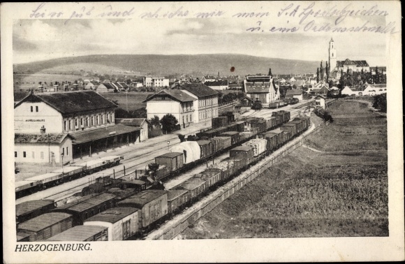 Ak Herzogenburg in Niederösterreich, Bahnhof, Gleisansicht mit Panorama vom Ort