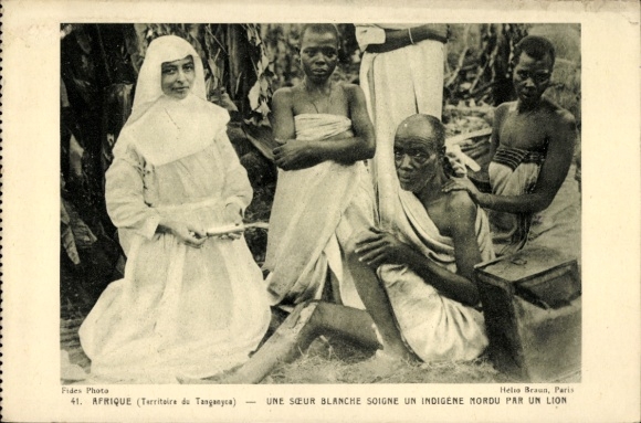 Ak Tansania, Tanganjika, vom Löwen gebissener Einheimischer wird von Schwester versorgt