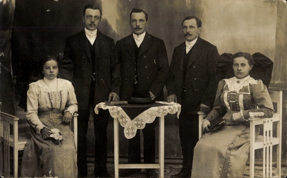 Foto Ak Gruppenbild, drei Männer in Anzügen, zwei Frauen in Tracht