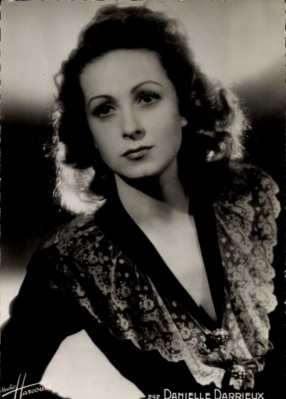Ak Schauspielerin Danielle Darrieux, Portrait