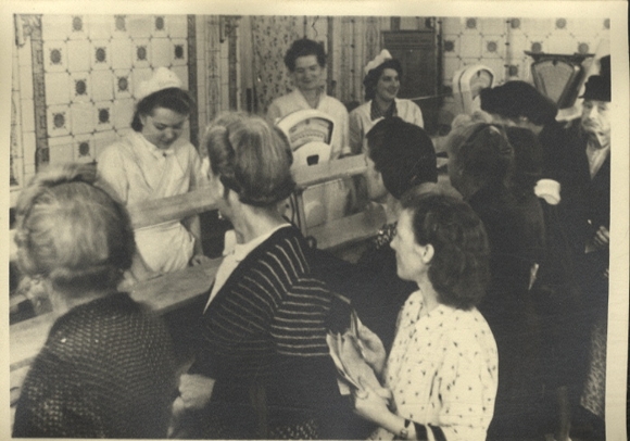 Original Foto Berlin Altglienicke, Verkaufsraum der Fleischerei Lebsa, um 1948