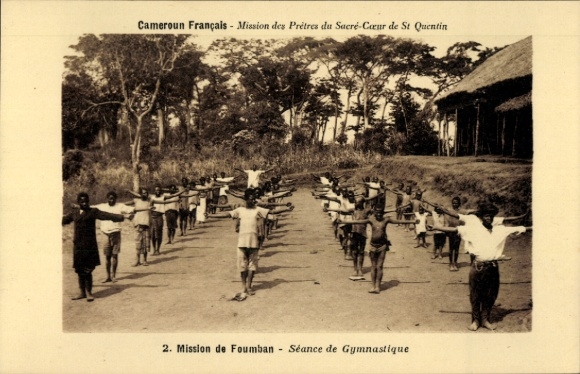 Ak Foumban Kamerun, Mission der Priester des Heiligen Herzens von St. Quentin, Gymnastikstunde