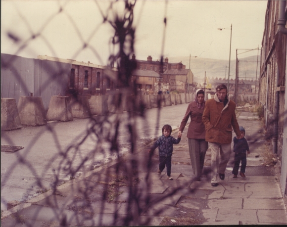 Original Foto Hans-Joachim Spremberg, junge Familie in einer Straße von Belfast, um 1977