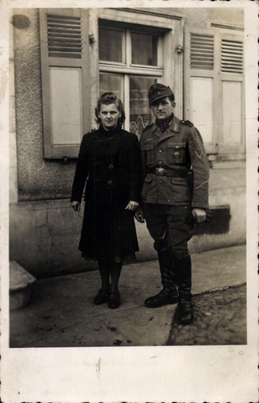 Foto Deutsche Wehrmacht, Soldat in Uniform, Porträt mit Frau