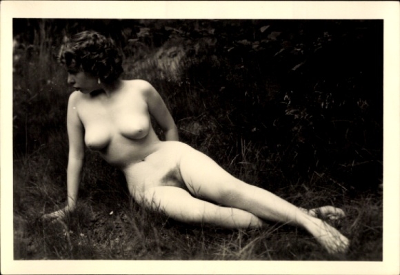 Foto seitlich aufgestützter Frauenakt in der Natur