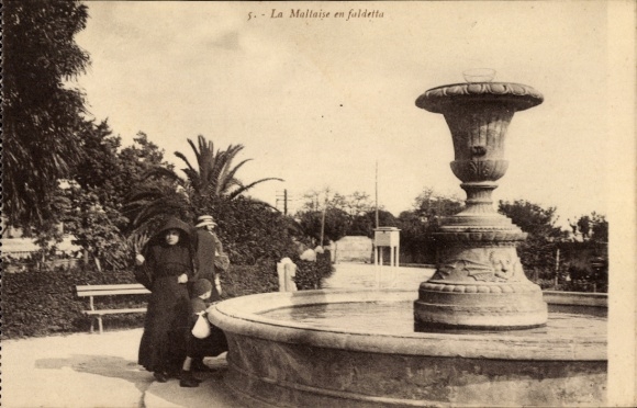 Ak Malteserin mit Foldetta vor Brunnen