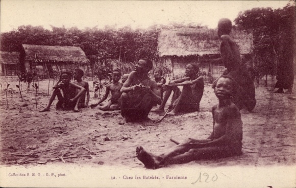 Ak Französisch Kongo, Chez les Batekes, Farniente, Dorfansicht, Anwohner