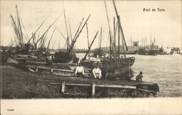 Ak Suez Ägypten, Hafen von  Boote, Fischer, Wasser, Schwarz-Weiß-Foto