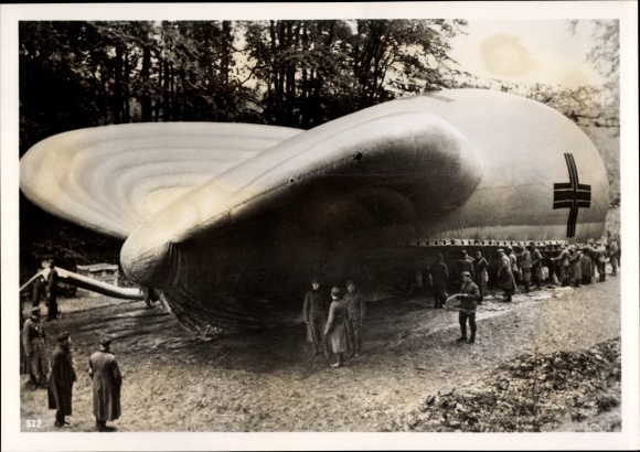 Foto Heinrich Hoffmann, Auffüllen eines Fesselballons in einem Waldstück an der Westfront, Nov 1939