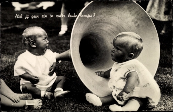 Ak Babys neben einem Grammophontrichter, Radio