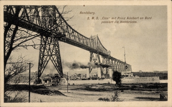 Ak Rendsburg in Schleswig Holstein, SMS Cöln mit Prinz Adalbert an Bord passiert die Hochbrücke
