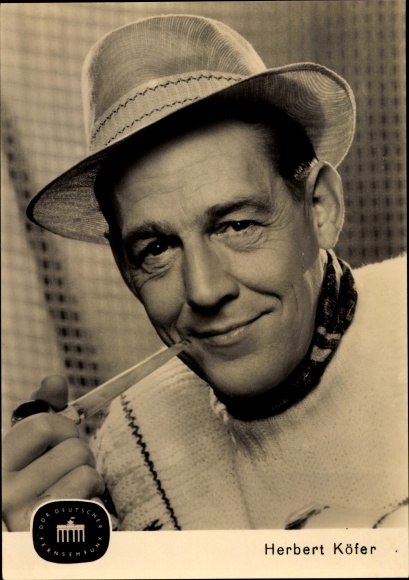 Ak Schauspieler und Moderator Herbert Köfer, Portrait, Hut, Pfeife, DDR Deutscher Fernsehfunk