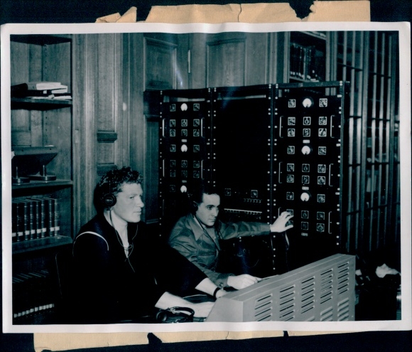 Foto Nürnberger Prozess 1945, Dolmetscher-Dienst im Justizpalast, Zentralkontrollamt, techn. Beamte