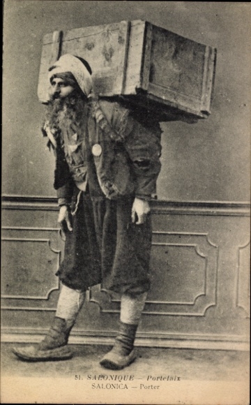 Ak Griechenland, griechischer Träger in Tracht