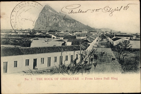 Ak Gibraltar, Felsen von  Straße mit Häusern, Bäume, Menschen, Berg im Hintergrund