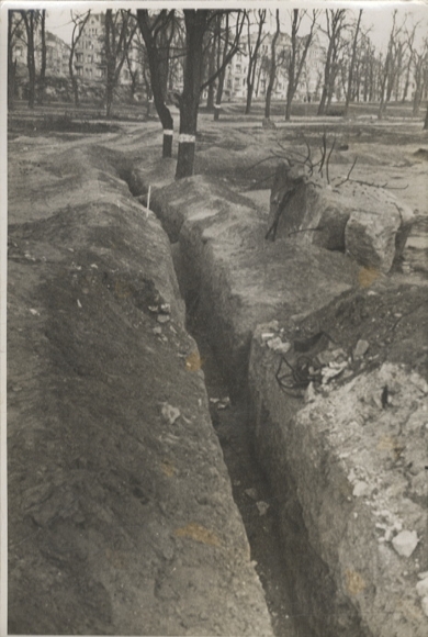 Original Foto Berlin Friedrichshain, Bunkerberg im Volkspark Friedrichshain, um 1946, ca. 12x17 cm