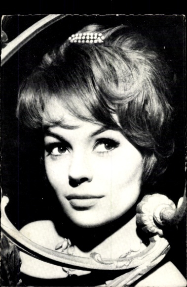 Ak Schauspielerin Pascale Petit, Portrait, Halskette