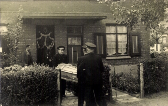 Foto Tod, Sarg mit dem Verstorbenen, Trauer