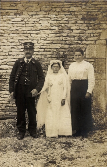 Foto Ak Mädchen in weißem Kleid mit Eltern, Portrait, Kommunion