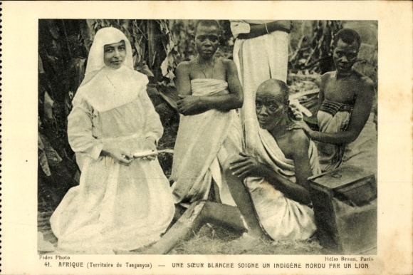 Ak Tansania, Tanganjika, une soeur blanche soigne un Indigène nordu par un lion