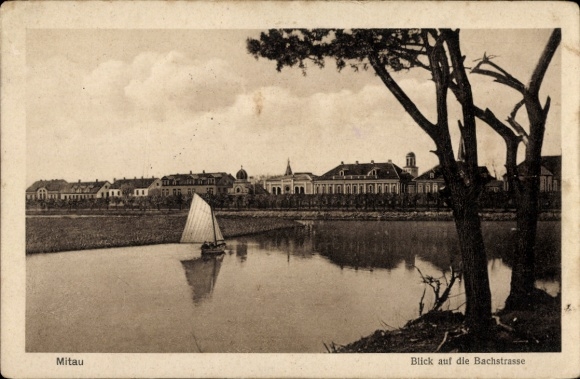 Ak Jelgava Mitau Lettland,  Blick auf die Bachstraße, Segelboot auf dem Wasser, Bäume im Vordergr